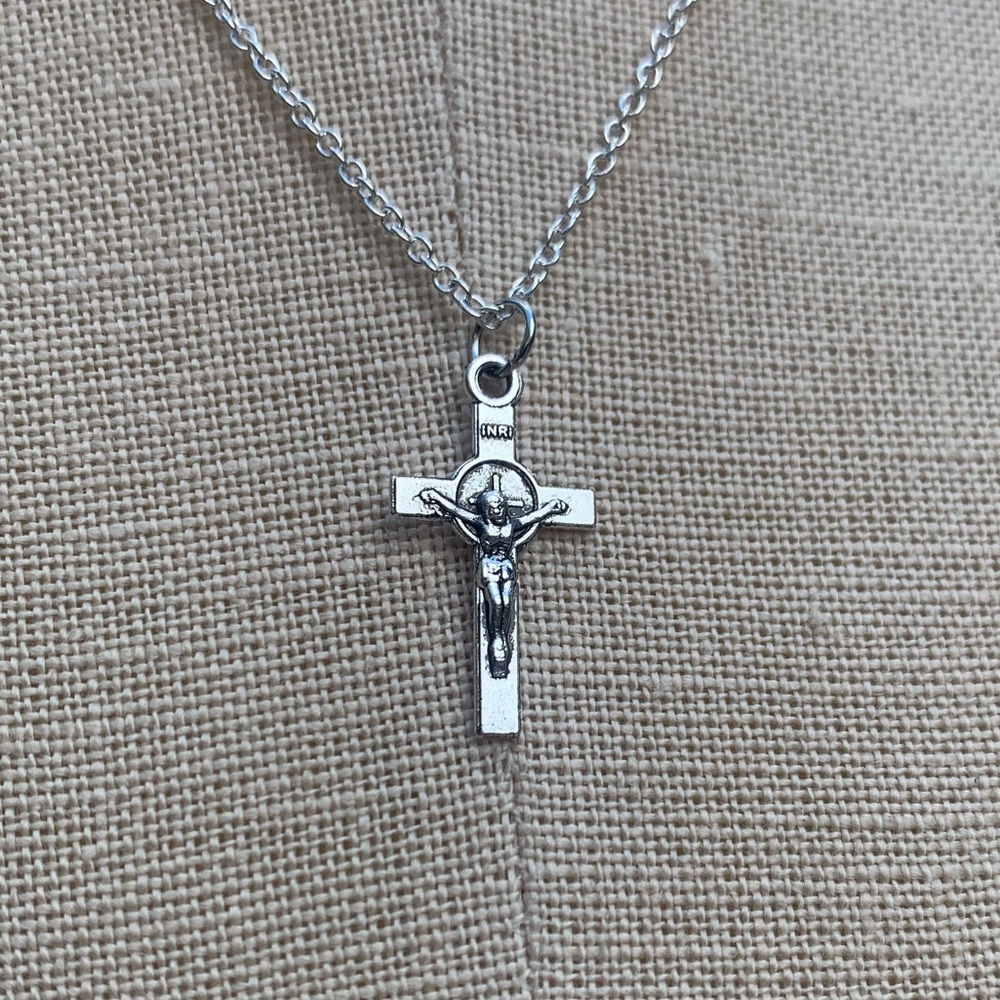 NWT Sterling Silver Plated Chain & Crucifix Alloy Metal Charm Necklace - Picture 8 of 14